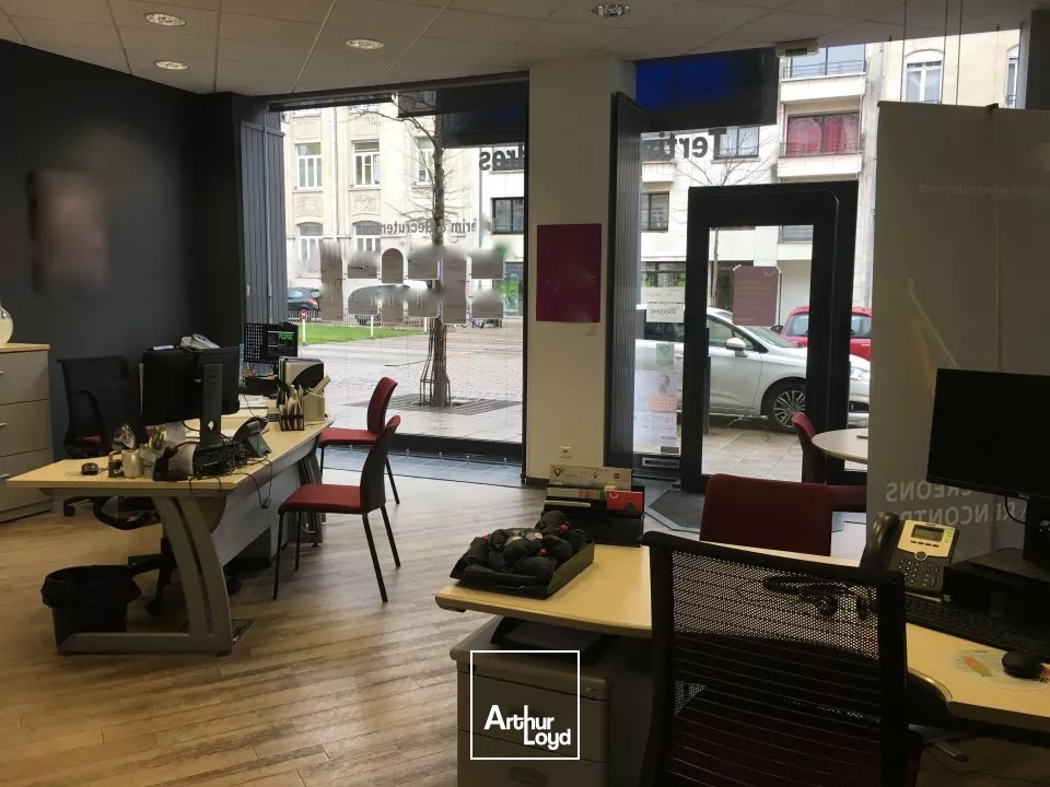 IDEALEMENT SITUÈ DANS L'HYPER-CENTRE REIMS - LOCAL COMMERCIAL D'ENVIRON