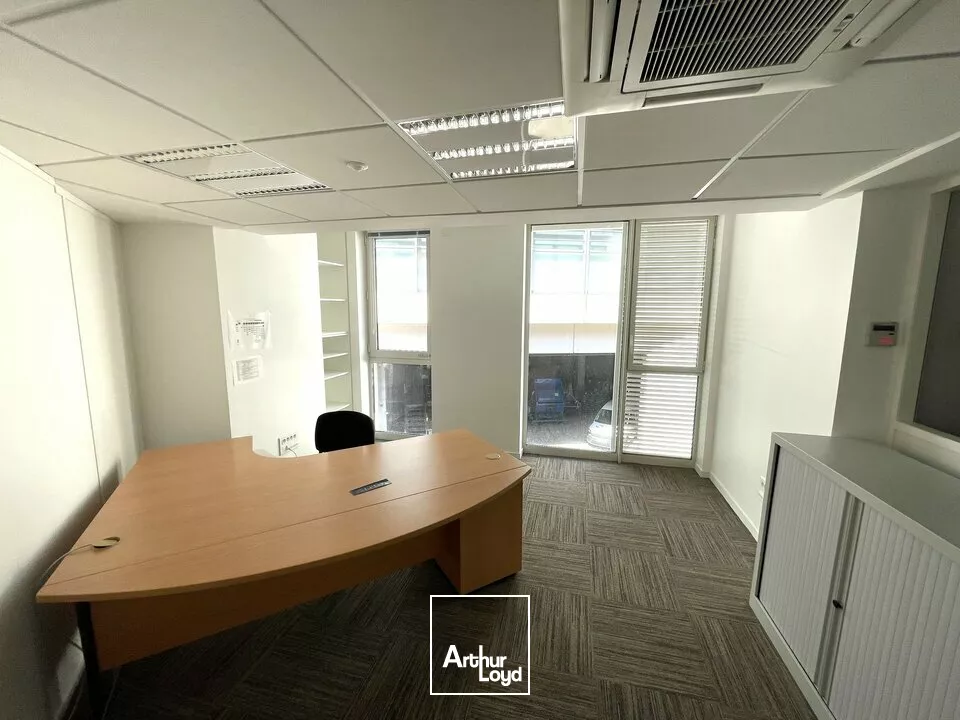 A LOUER POITIERS HYPER CENTRE BUREAUX 300m² AVEC PLACES DE STATIONNEMENT