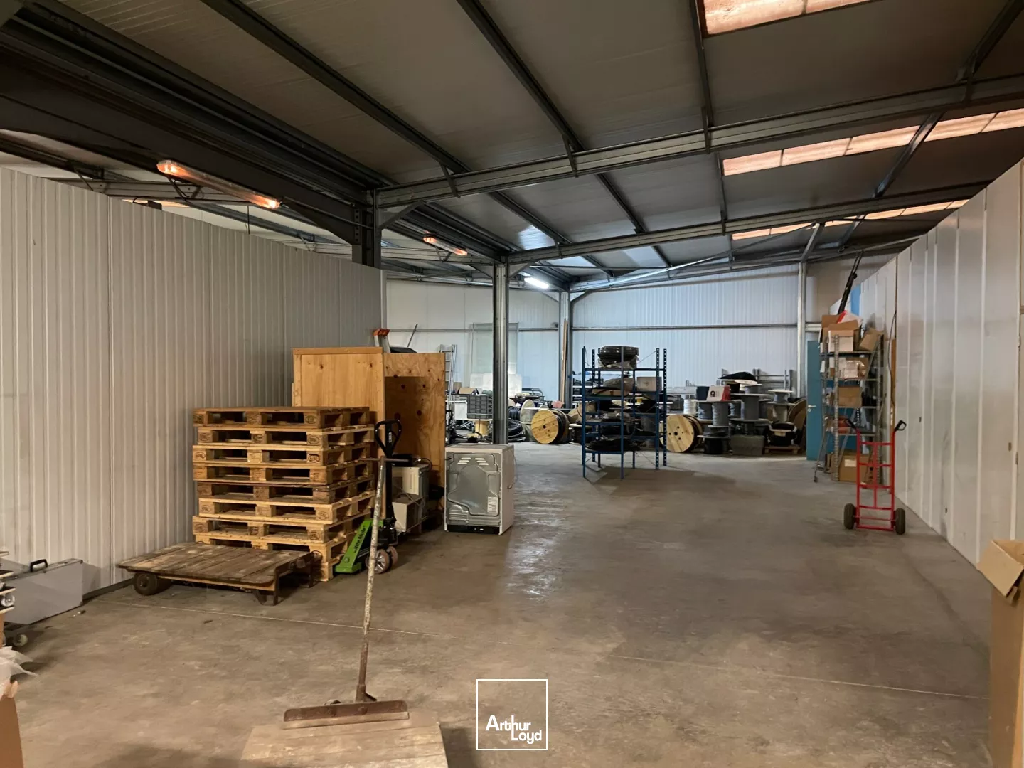 A LOUER LOCAL D'ACTIVITE 686 M2 DIVISIBLES - COMPIÈGNE ZAC DE MERCIÈRES