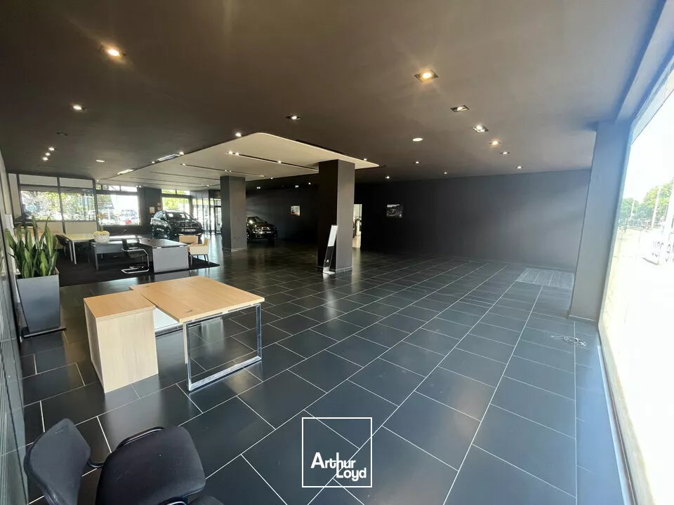 LOCAL COMMERCIAL à VENDRE de 989 m²