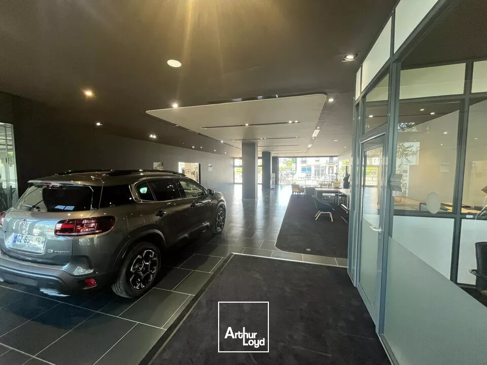 LOCAL COMMERCIAL à VENDRE de 989 m²