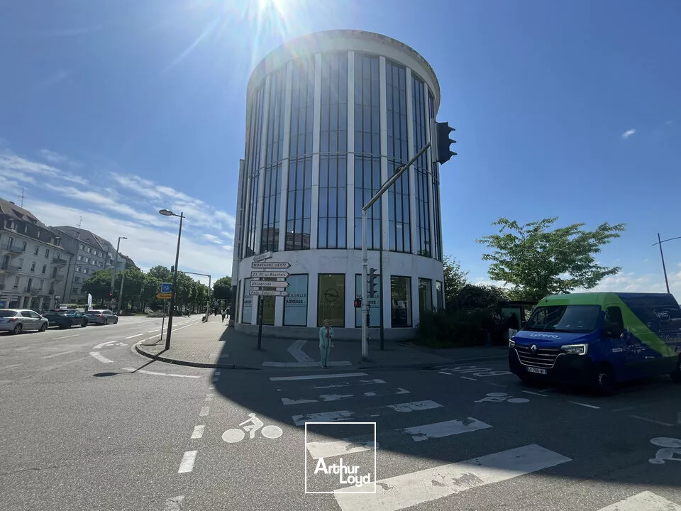 LOCAL COMMERCIAL à VENDRE de 989 m²