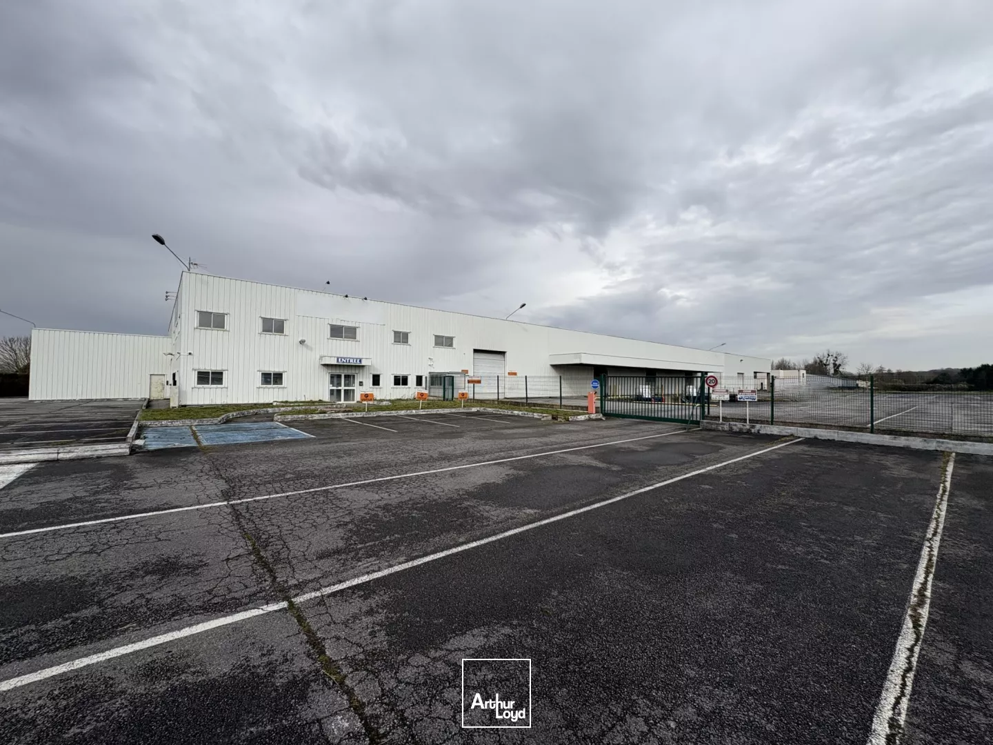 A LOUER LOCAL D'ACTIVITÉ 3486 M2 SECTEUR CLERMONT