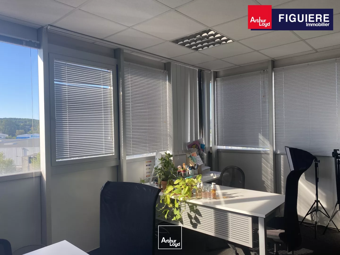 EXCLUSIVITE - BATIMENT MIXTE AVEC BUREAUX ET ENTREPOT A QUAIS