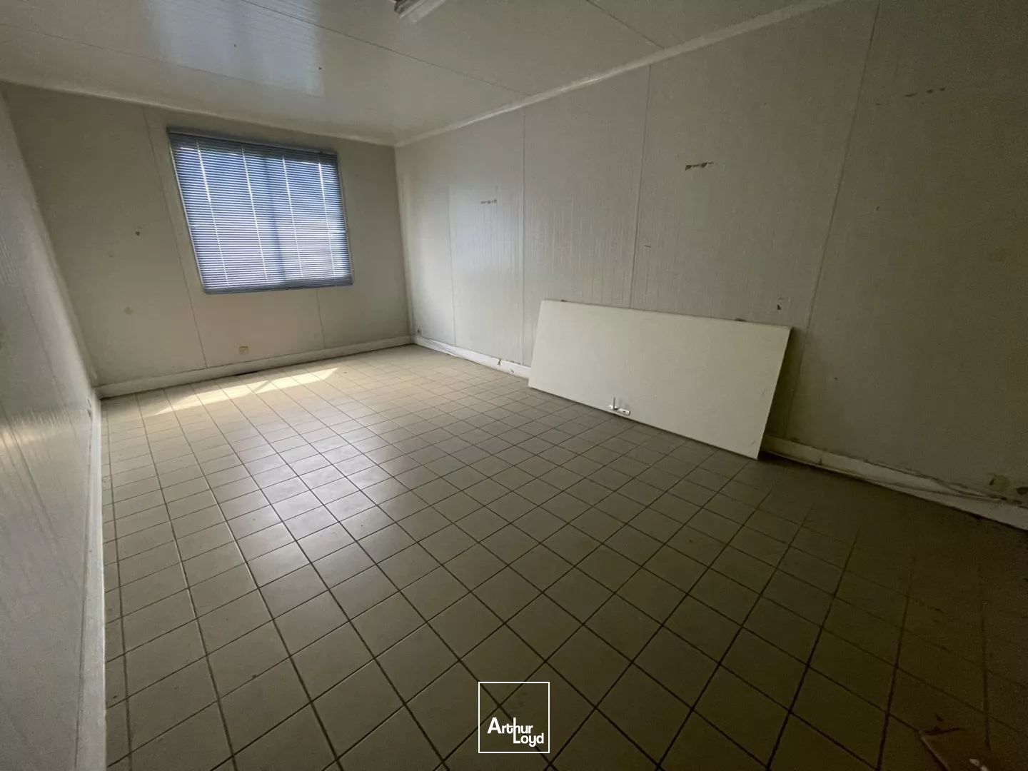 Locaux d'activité à vendre à BRETEUIL 27160