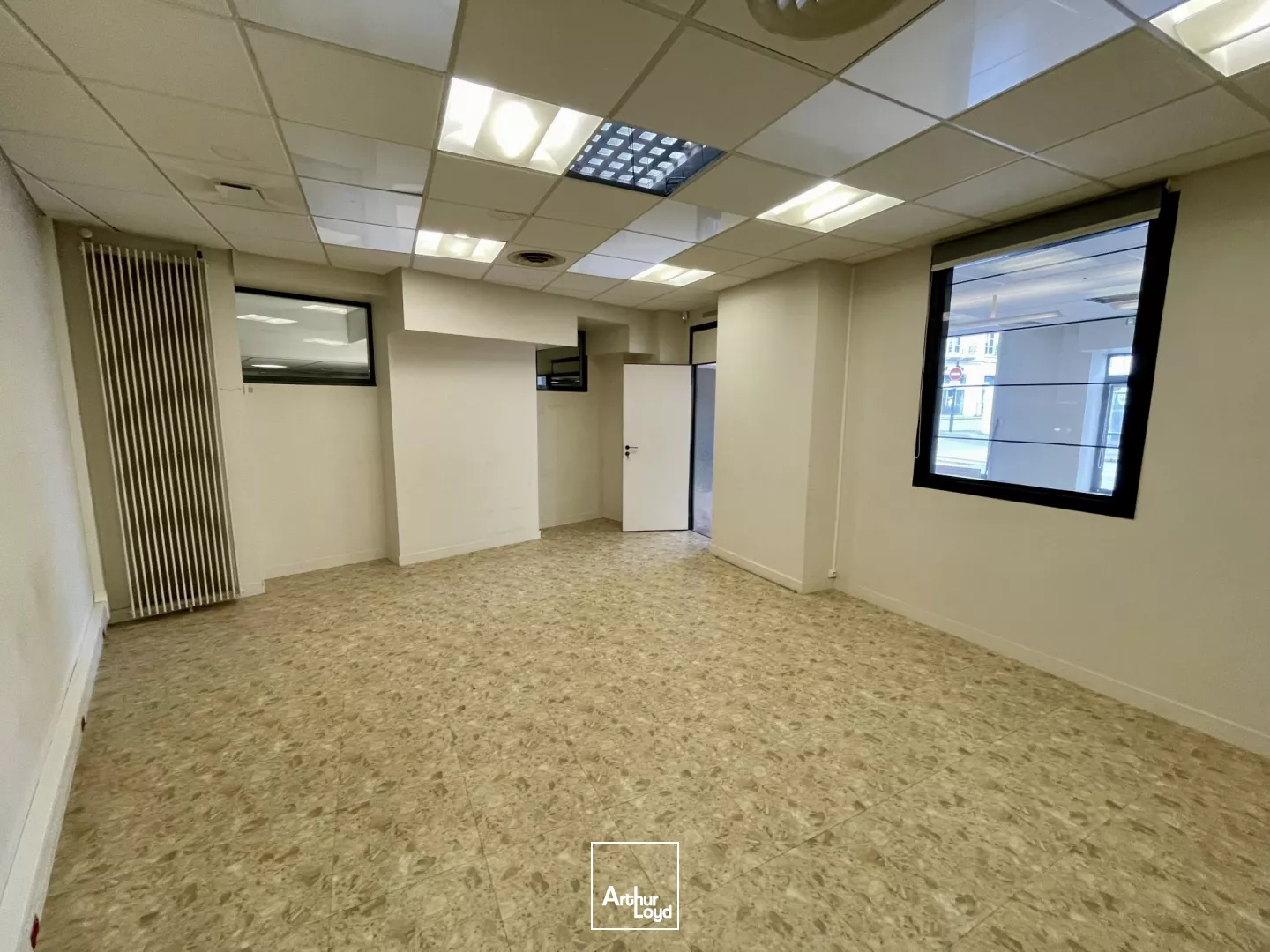 A LOUER LOCAL COMMERCIAL 145 M2 COMPIEGNE CENTRE VILLE