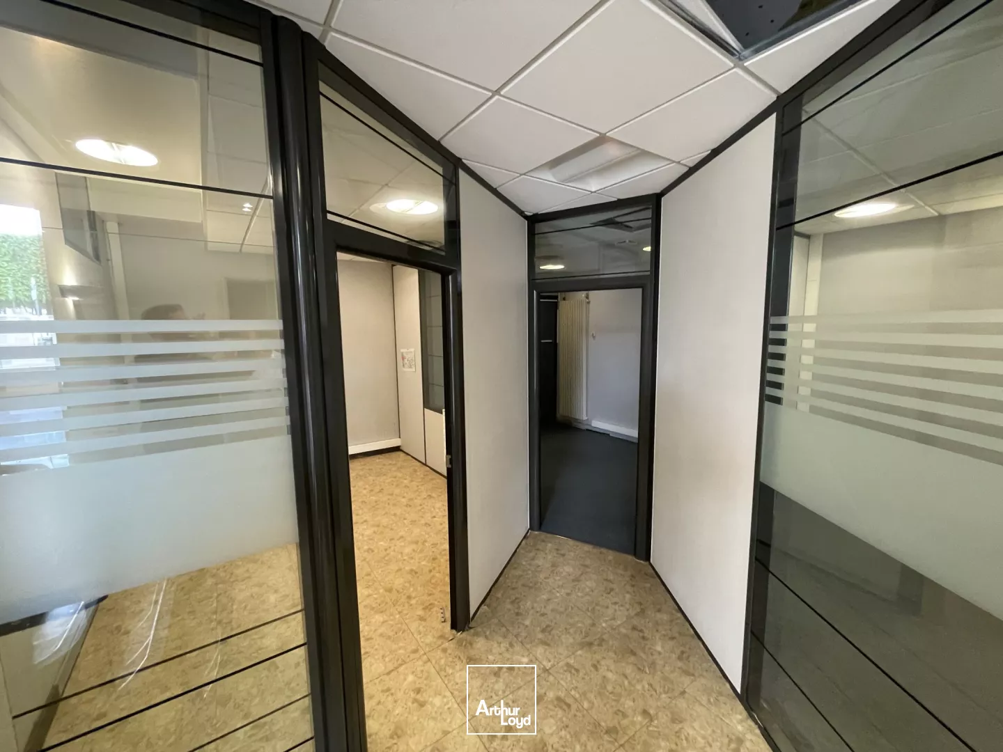 A LOUER LOCAL COMMERCIAL 145 M2 COMPIEGNE CENTRE VILLE