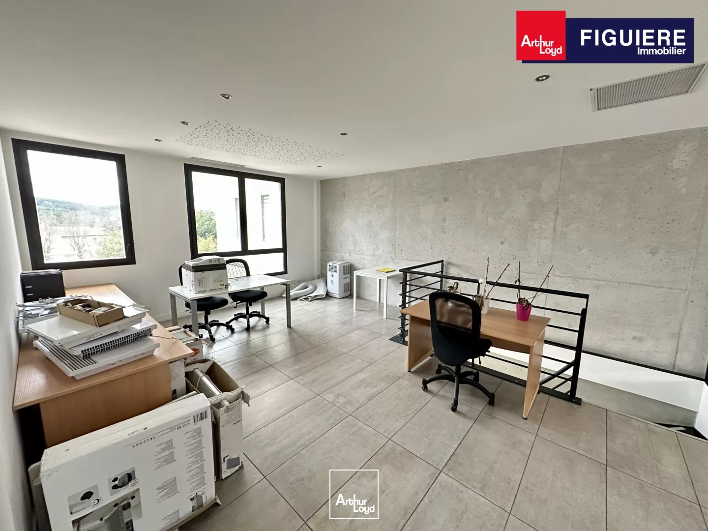 BUREAUX EN R+1 AVEC VISIBILITÉ À PROXIMITÉ DES AXES AUTOROUTIERS