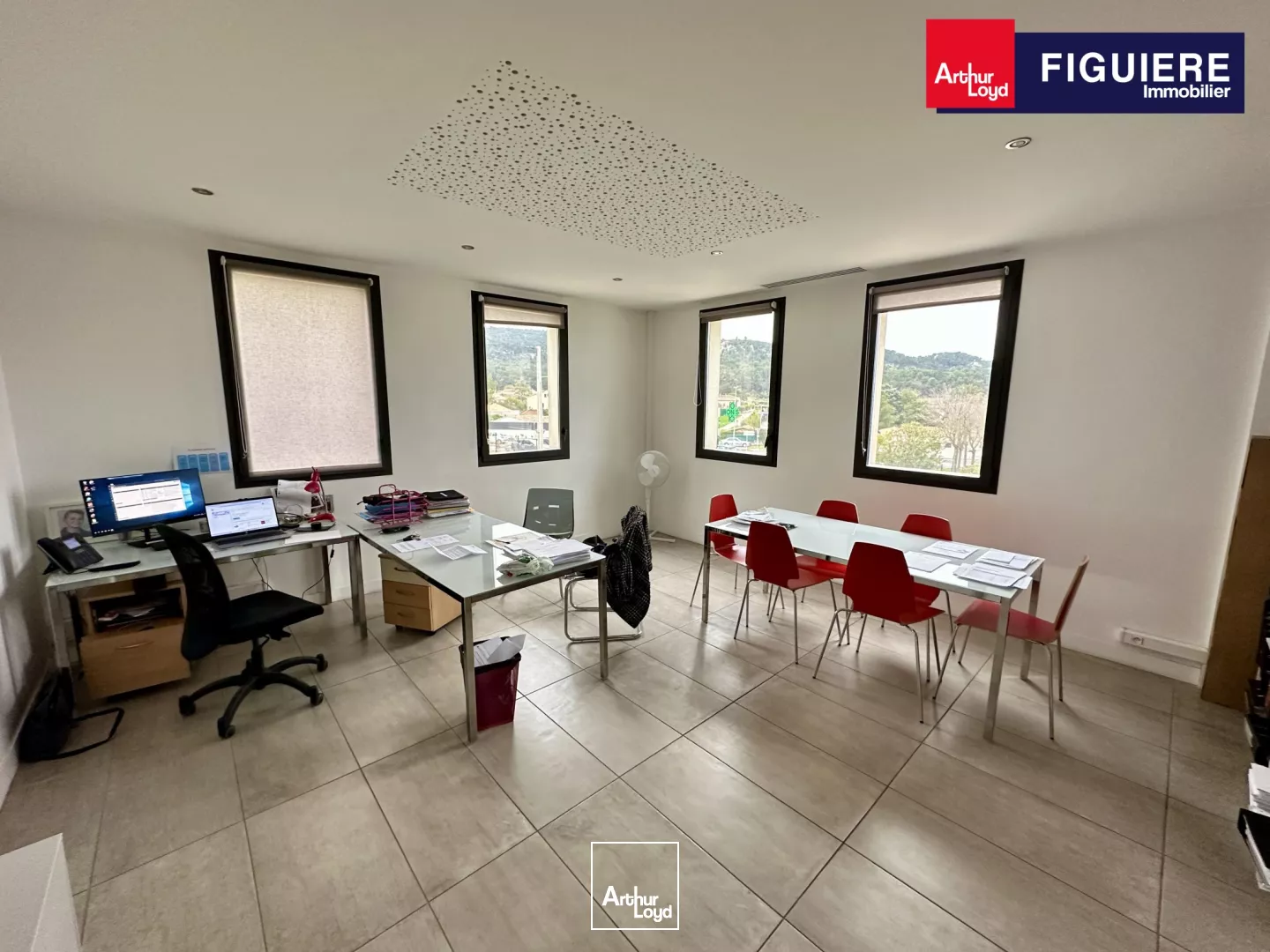 BUREAUX À LOUER EN RDC AVEC VISIBILITÉ