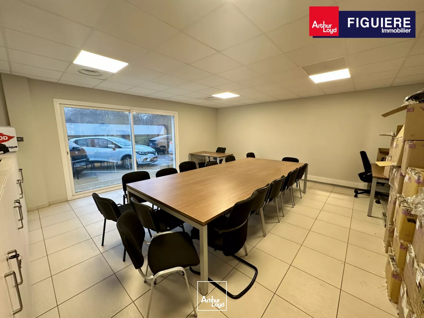 BUREAUX EN RDC AVEC PARKING DANS UN IMMEUBLE RÉCENT