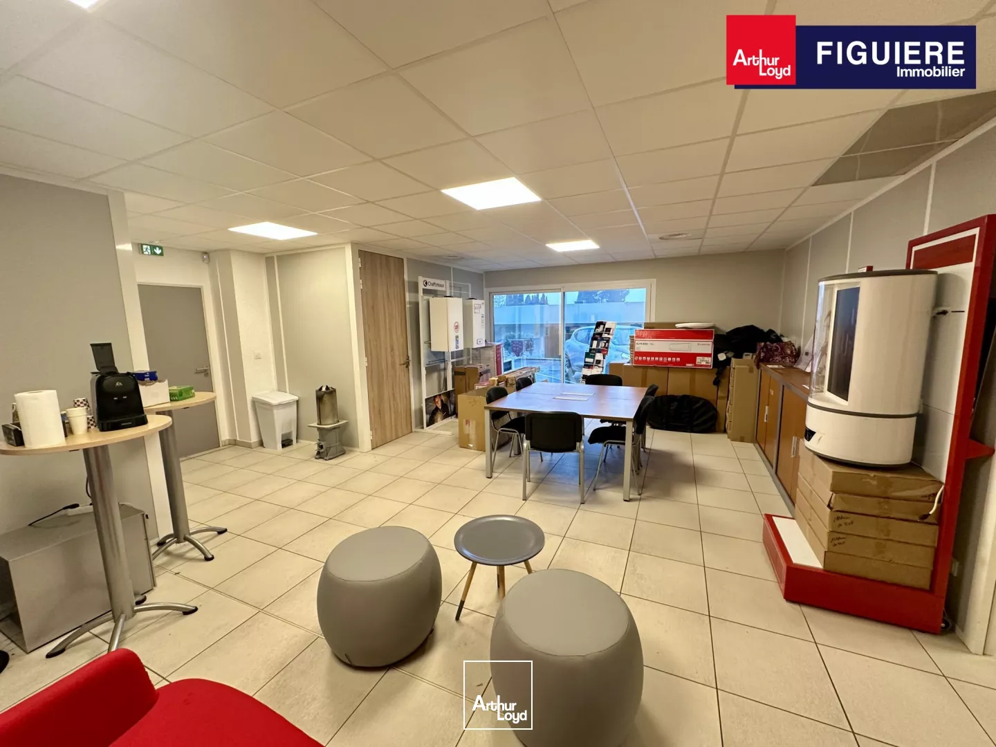 BUREAUX EN RDC AVEC PARKING DANS UN IMMEUBLE RÉCENT