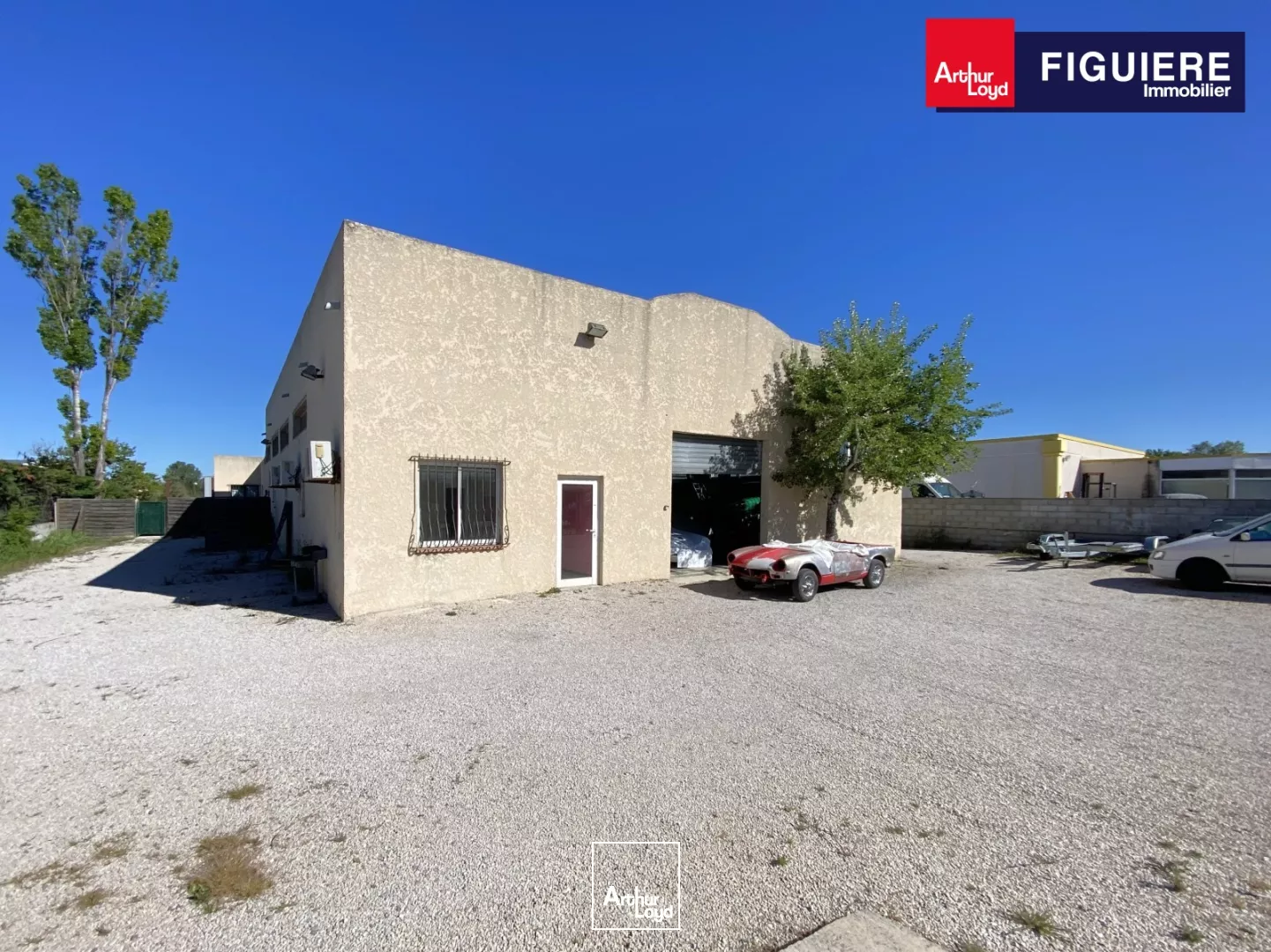 Bâtiment indépendant d'activités en cours de rénovation à LOUER sur SAINT CANNAT