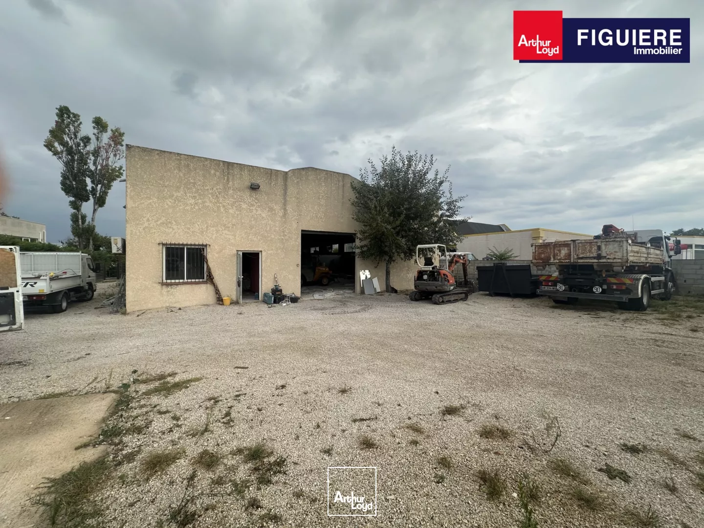 Bâtiment indépendant d'activités en cours de rénovation à LOUER sur SAINT CANNAT