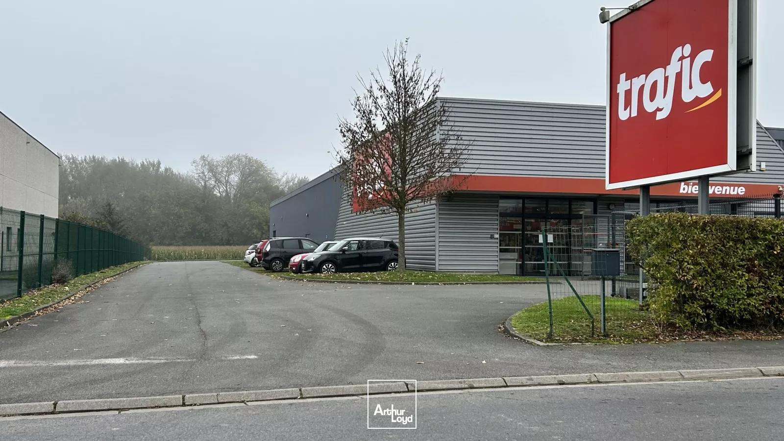 Grand local commercial de 1 500m2 à louer sur le secteur du CARREFOUR MARKET D' Annoeullin, à visiter !