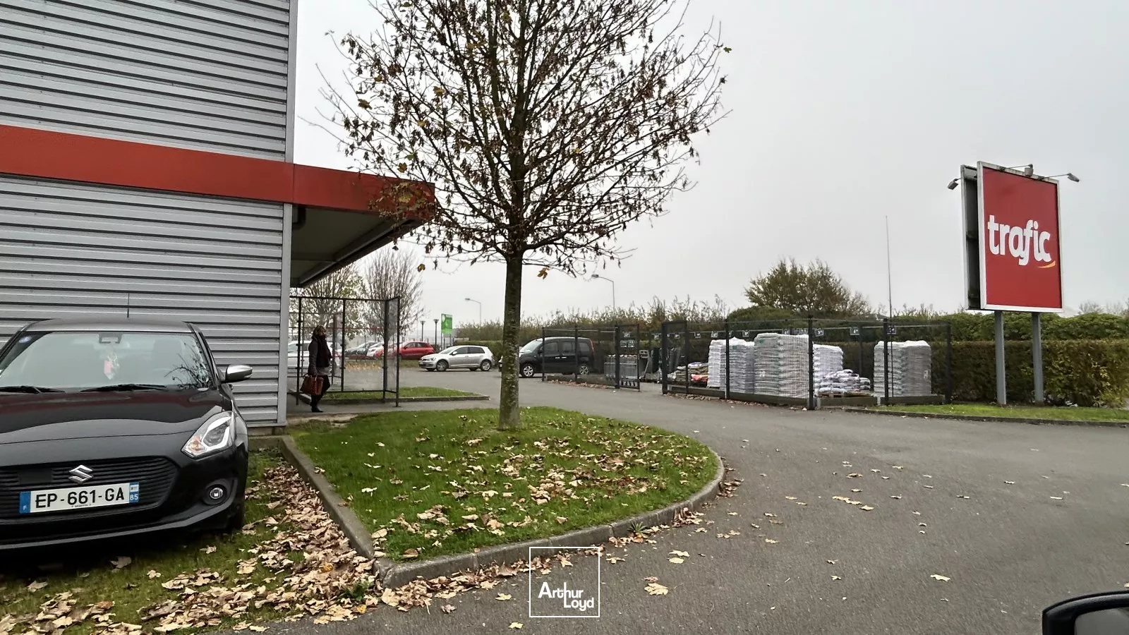 Grand local commercial de 1 500m2 à louer sur le secteur du CARREFOUR MARKET D' Annoeullin, à visiter !