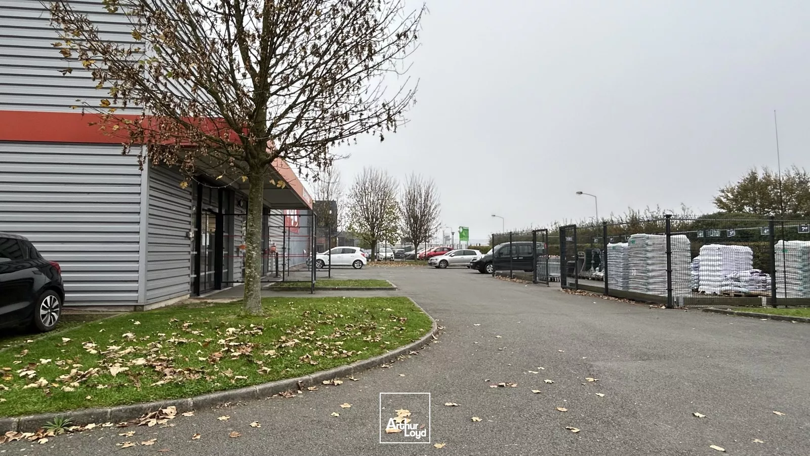Grand local commercial de 1 500m2 à louer sur le secteur du CARREFOUR MARKET D' Annoeullin, à visiter !