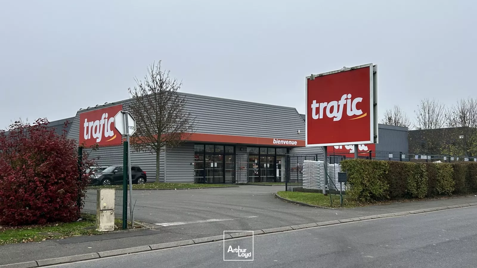 Grand local commercial de 1 500m2 à louer sur le secteur du CARREFOUR MARKET D' Annoeullin, à visiter !
