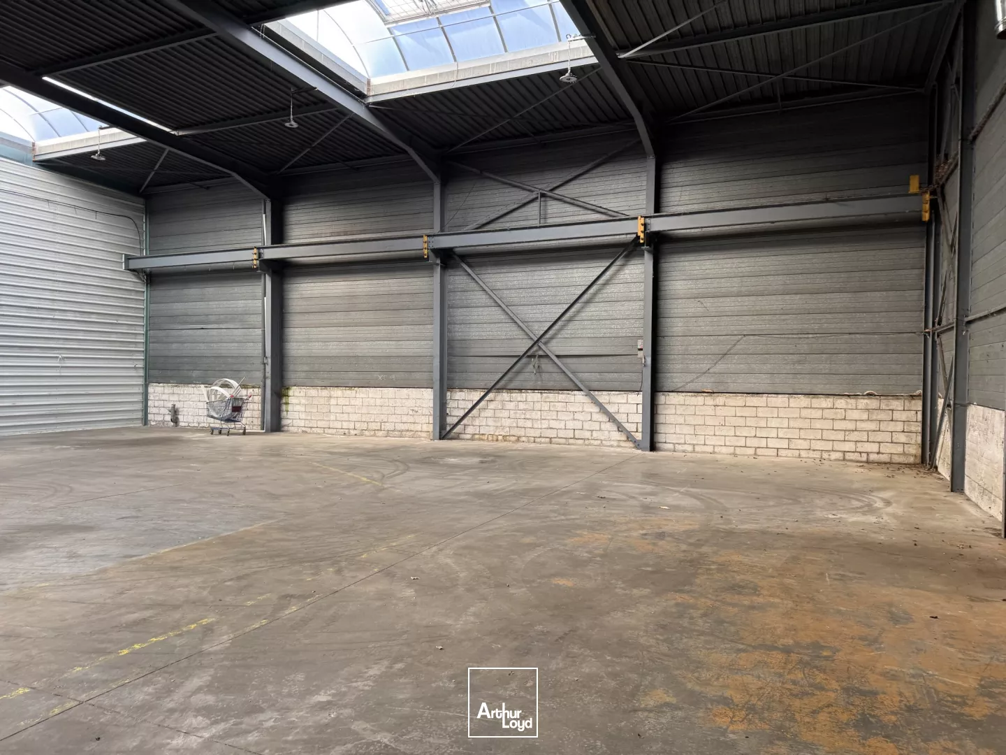 À vendre : Entrepôt / Atelier avec bureaux - ZI de NEUVILLE EN FERRAIN Frontière belge - Emplacement stratégique au nord de Lille