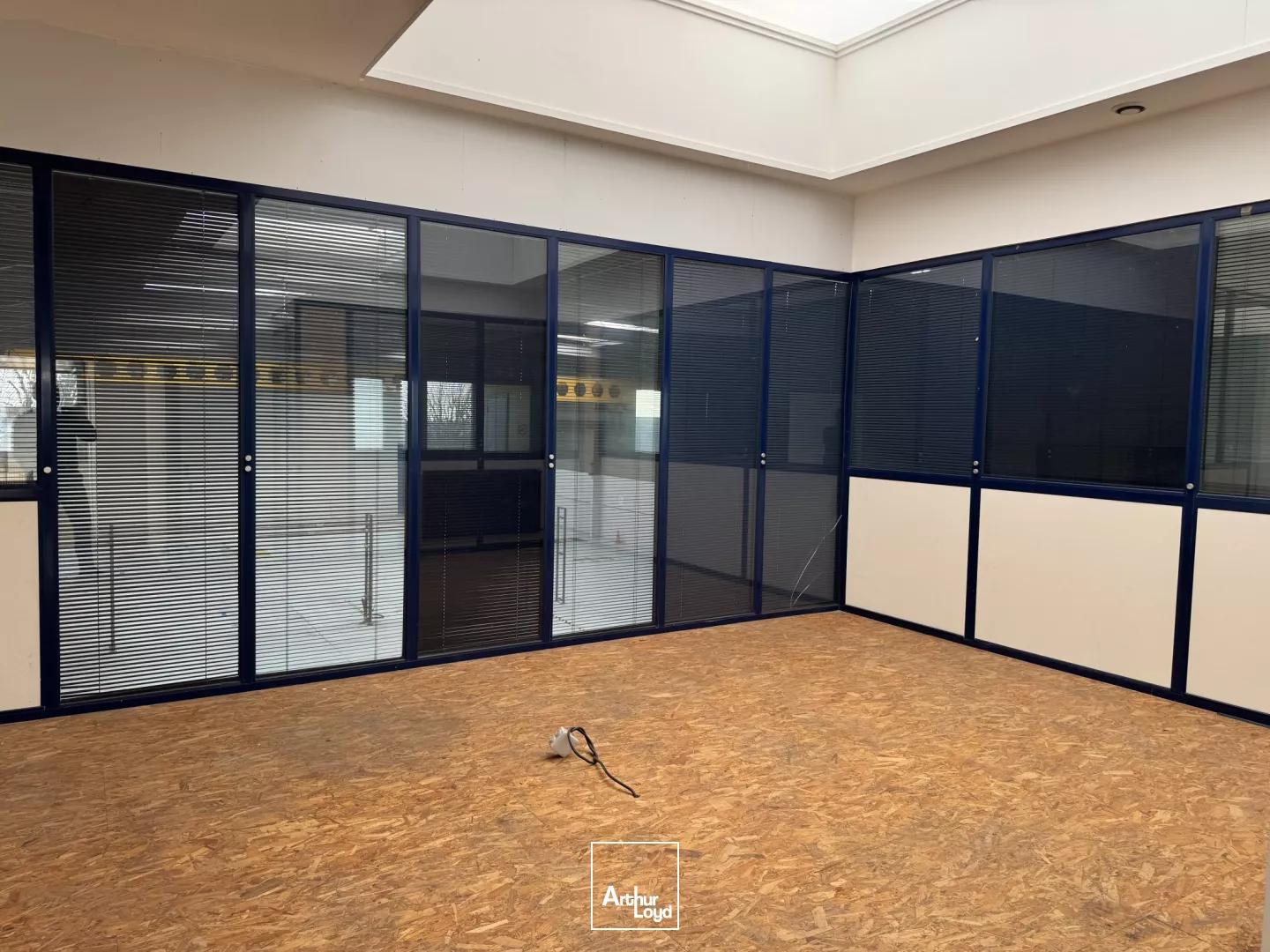 À vendre : Entrepôt / Atelier avec bureaux - ZI de NEUVILLE EN FERRAIN Frontière belge - Emplacement stratégique au nord de Lille