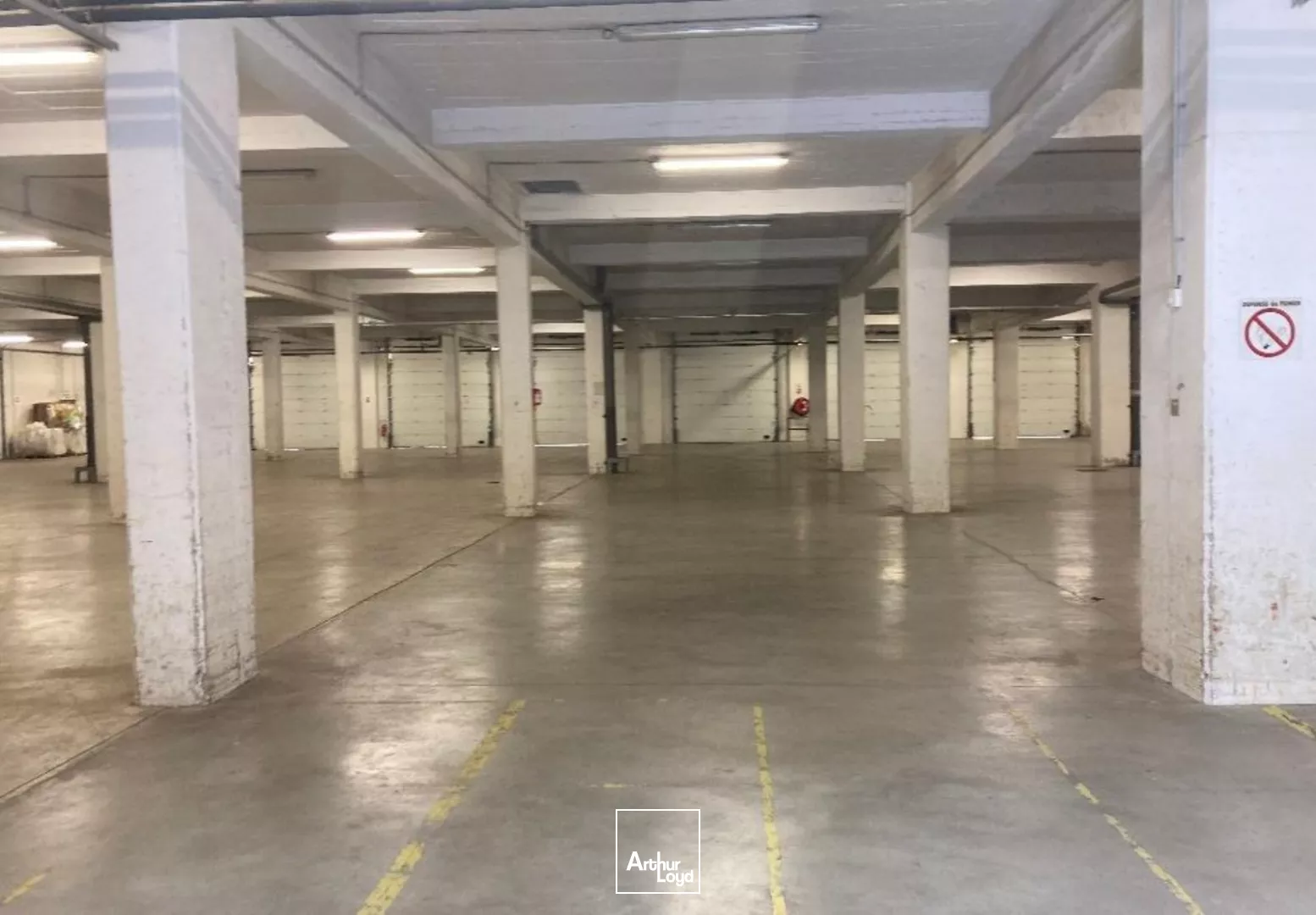 3 687 m² d'entrepôt à Saint-Denis - Connectivité routière express pour booster votre logistique