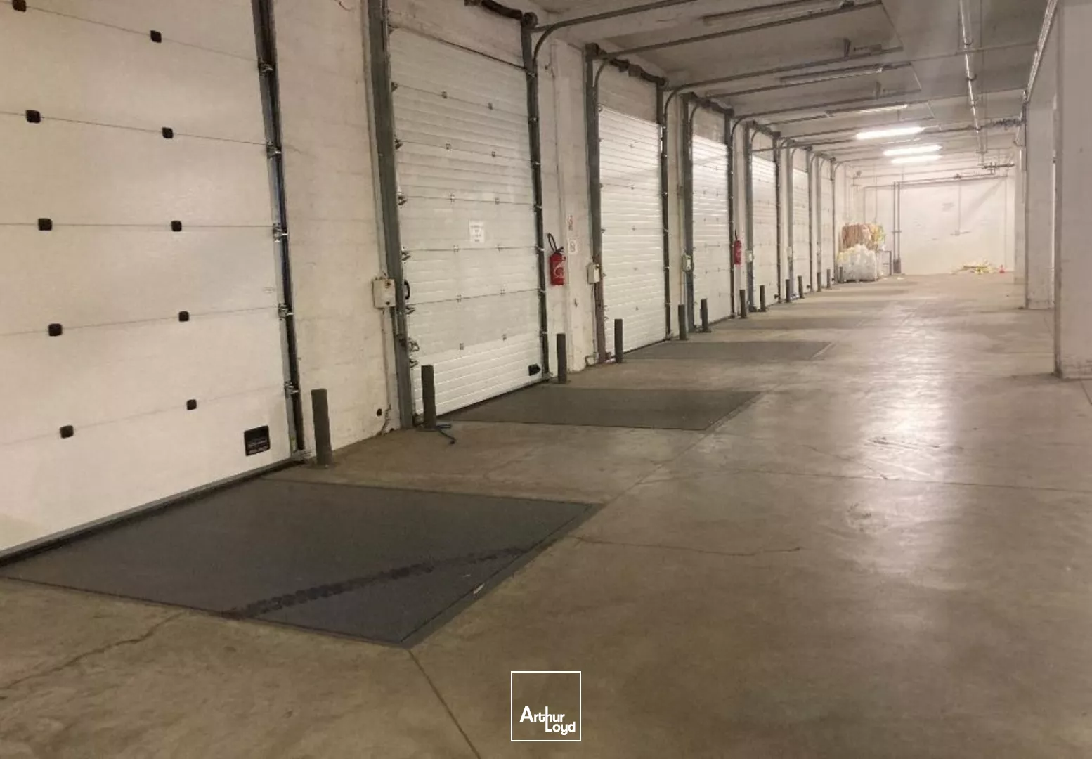 3 687 m² d'entrepôt à Saint-Denis - Connectivité routière express pour booster votre logistique