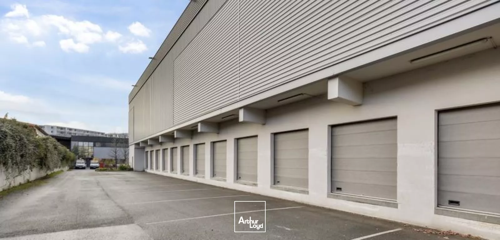 3 687 m² d'entrepôt à Saint-Denis - Connectivité routière express pour booster votre logistique