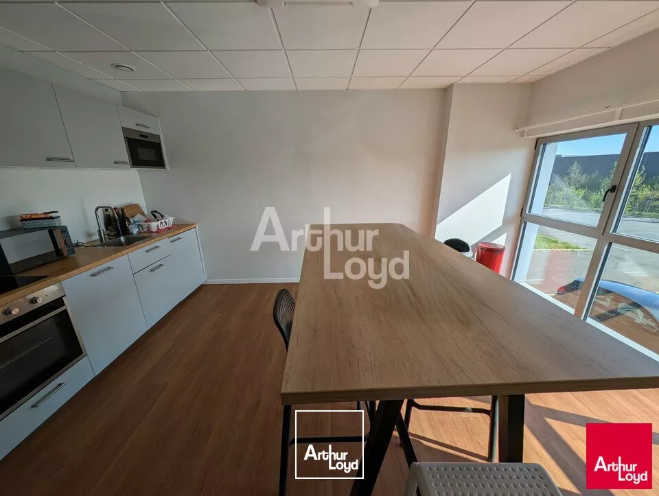 NOYAL CHATILLON SUR SEICHE - BATIMENT D'ACTIVITE A LOUER AVEC QUAIS - 3190 M²