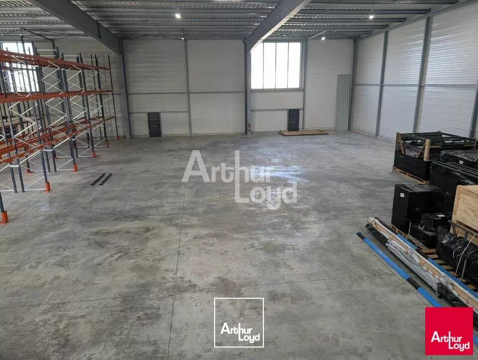 NOYAL CHATILLON SUR SEICHE - BATIMENT D'ACTIVITE A LOUER AVEC QUAIS - 3190 M²