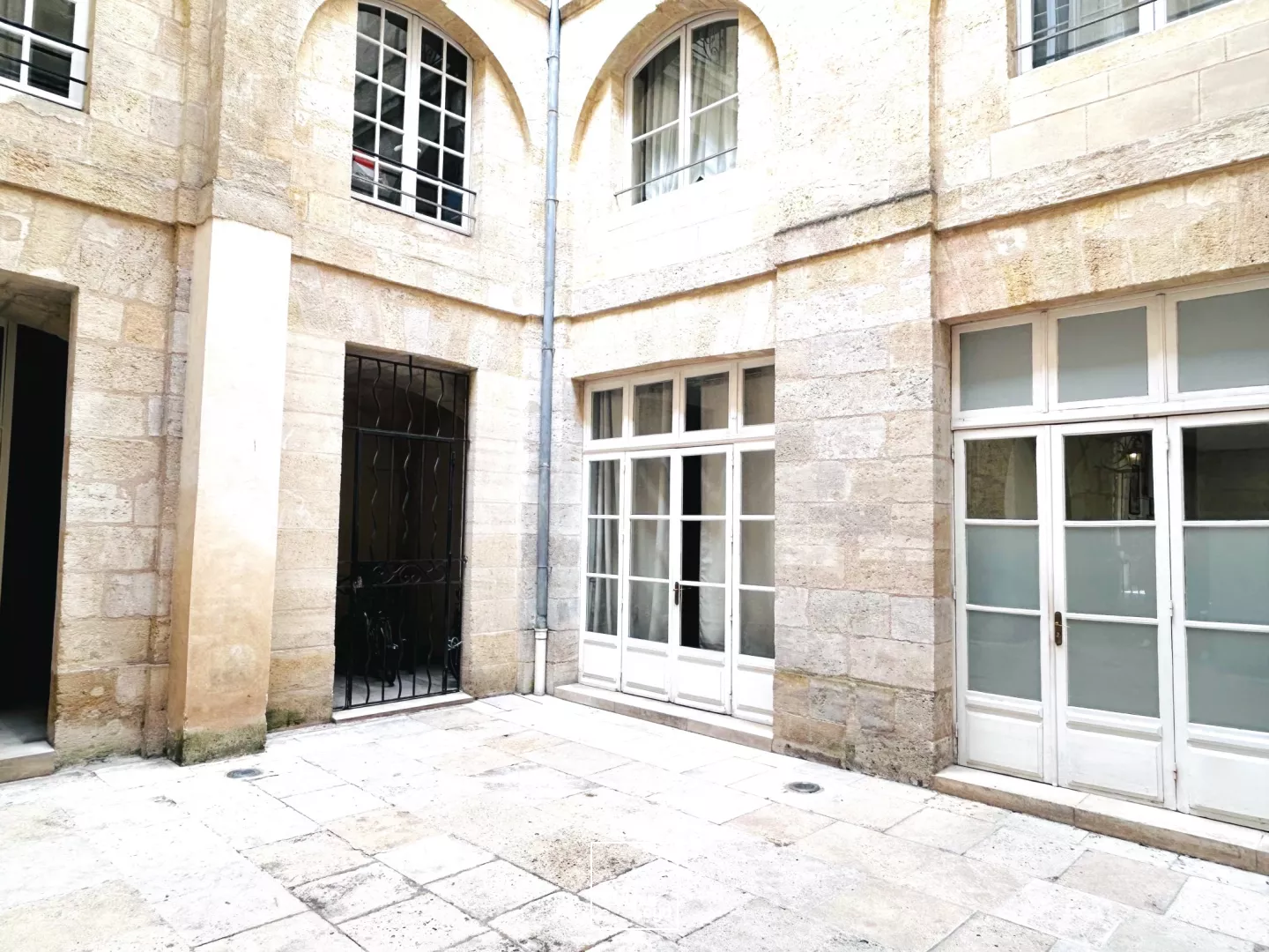 À louer - Bureaux ou local commercial de 87 m² en plein coeur de Bordeaux - Secteur Grand Théâtre