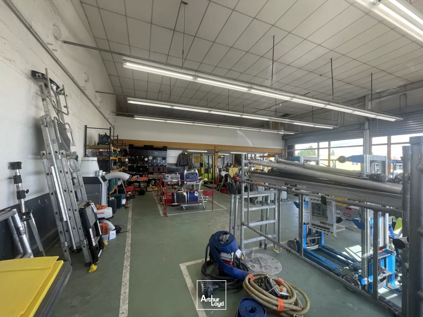 2 LOCAUX COMMERCIAUX DE 850M2 ENV & 460M2 ENV RDC À LOUER SUR CAPINGHEM