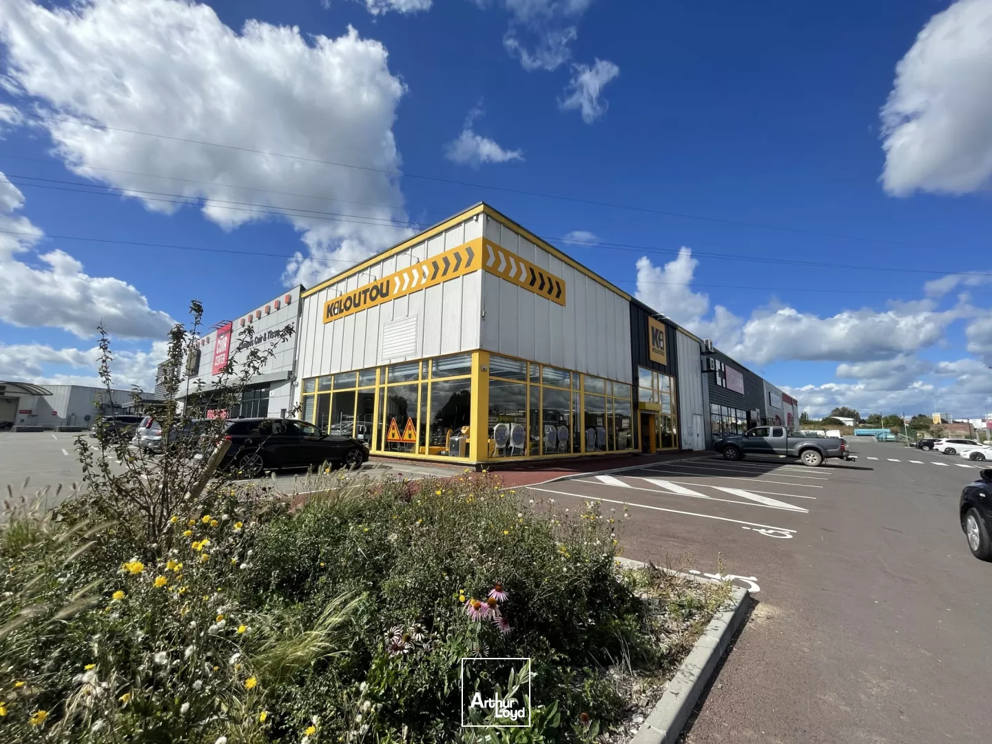 2 LOCAUX COMMERCIAUX DE 850M2 ENV & 460M2 ENV RDC À LOUER SUR CAPINGHEM