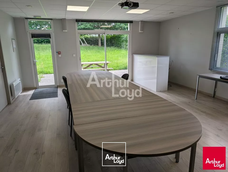 PACE - LOCAL D'ACTIVITE A LOUER - 350 M² AVEC BELLE VISIBILITE