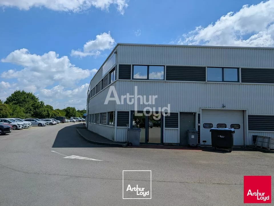 CHARTRES DE BRERAGNE - LOCAL D'ACTIVITE A LOUER AVEC GRANDE SURFACE DE BUREAUX - 470 M²
