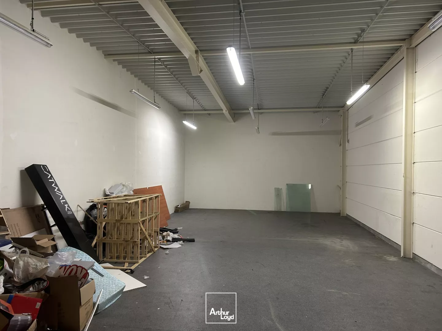 À LOUER - Local commercial 609 m² au coeur d'une zone d'activité dynamique à Flixecourt