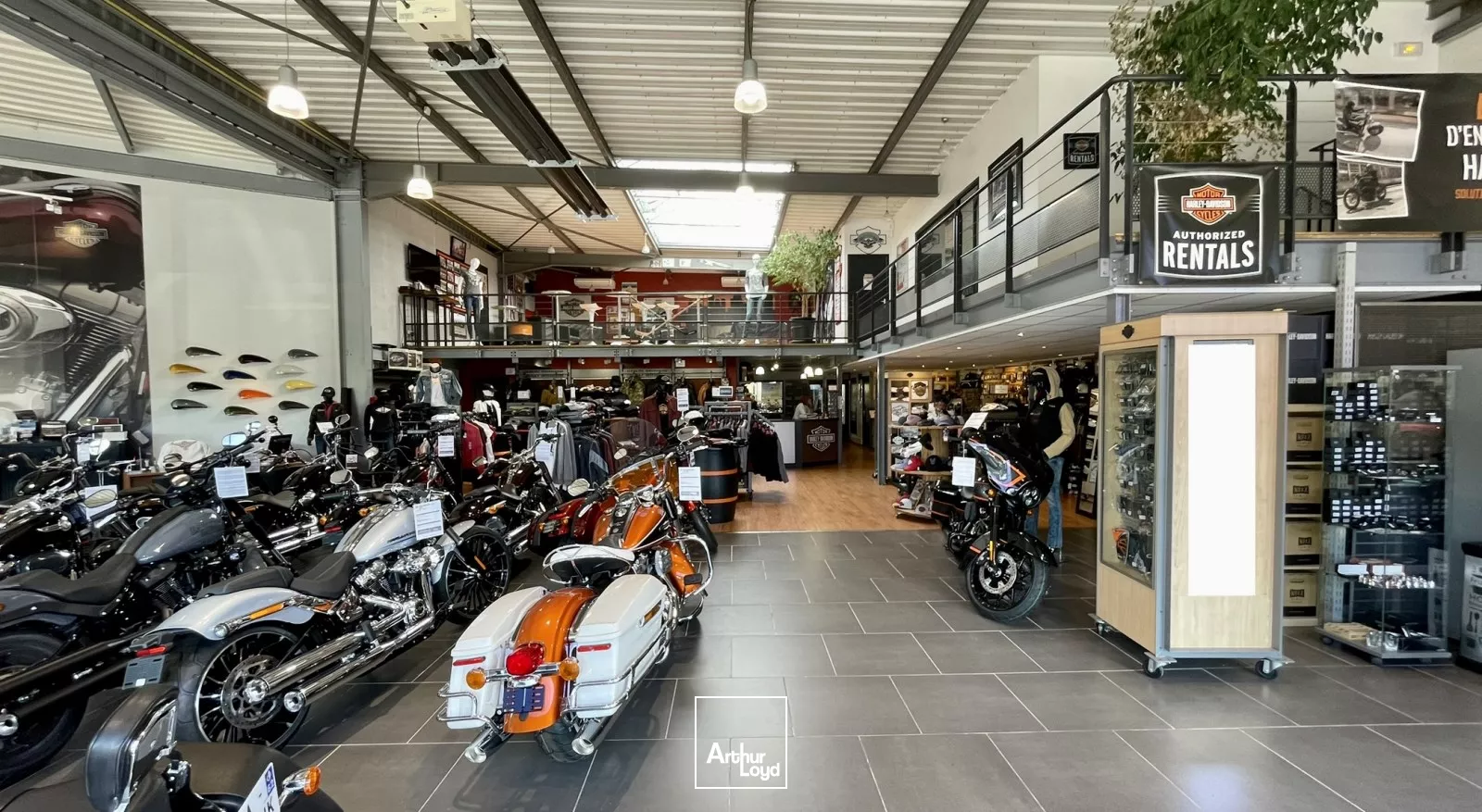 BUREAUX / ENTREPÔT EN PARFAIT ÉTAT BÉNÉFICIANT D'UNE BELLE VITRINE AU COEUR D'UNE ZONE INDUSTRIELLE