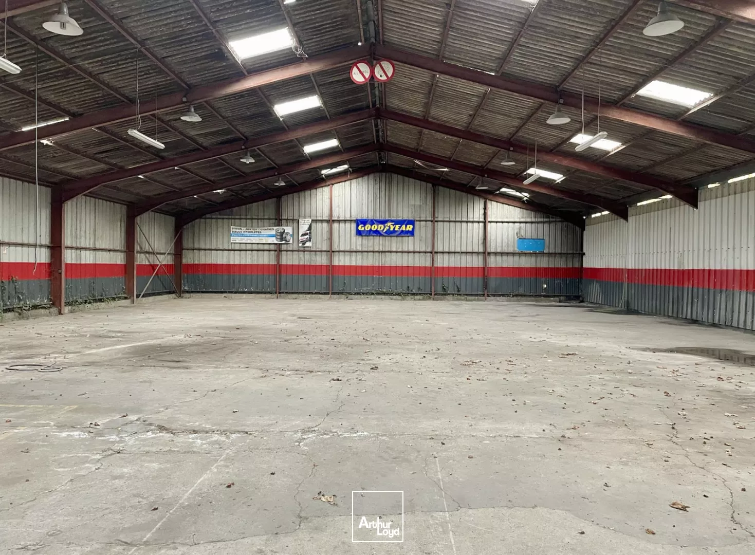 À LOUER OU À VENDRE - ENSEMBLE IMMOBILIER POLYVALENT AU COUR DE LA COMMUNE D'ESTAIRES 