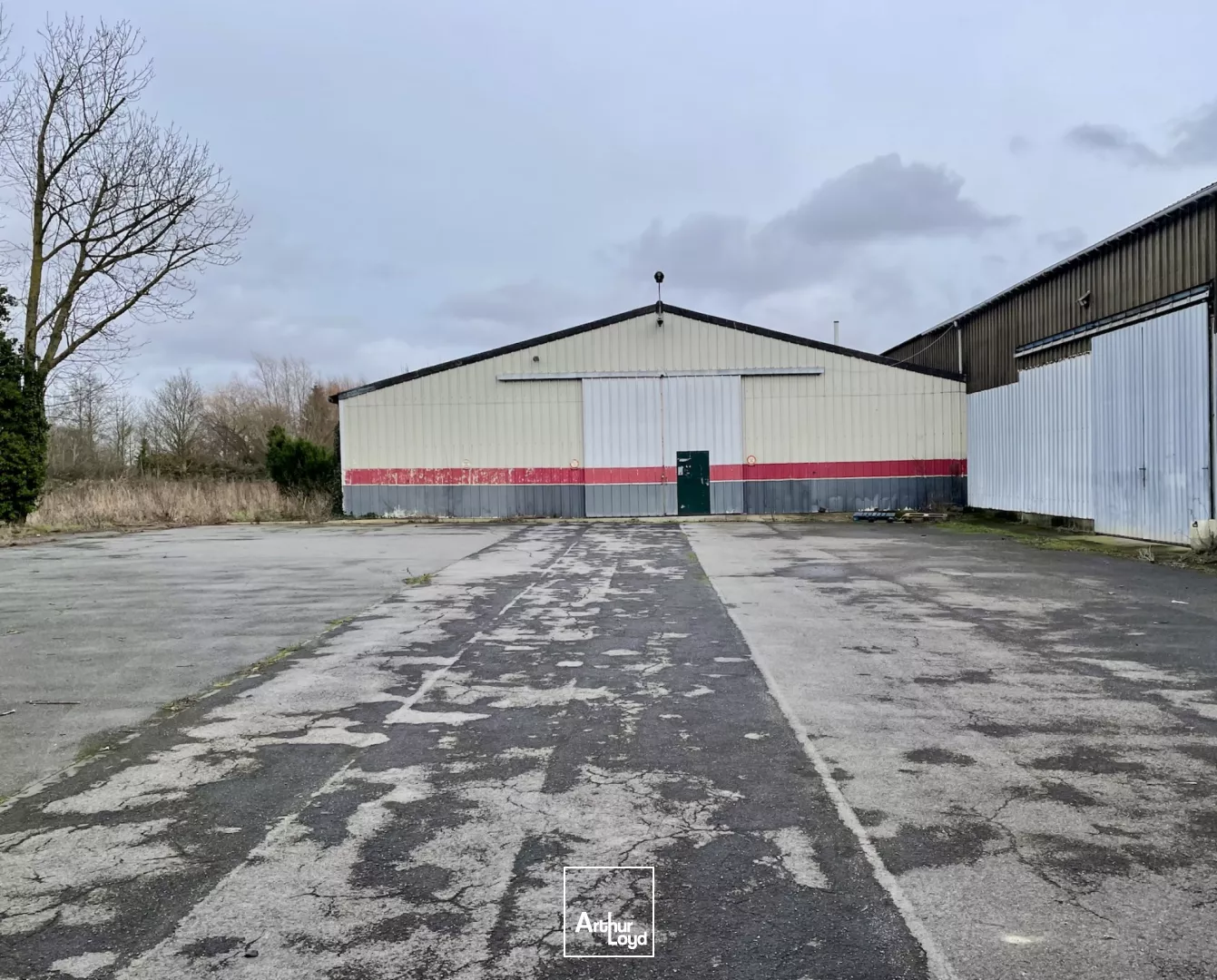 À LOUER OU À VENDRE - ENSEMBLE IMMOBILIER POLYVALENT AU COUR DE LA COMMUNE D'ESTAIRES 