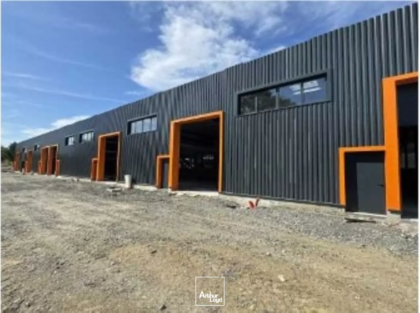 À VENDRE Locaux d'activités neufs dans un parc artisanal de 1 345 m² à Andrézieux-Bouthéon