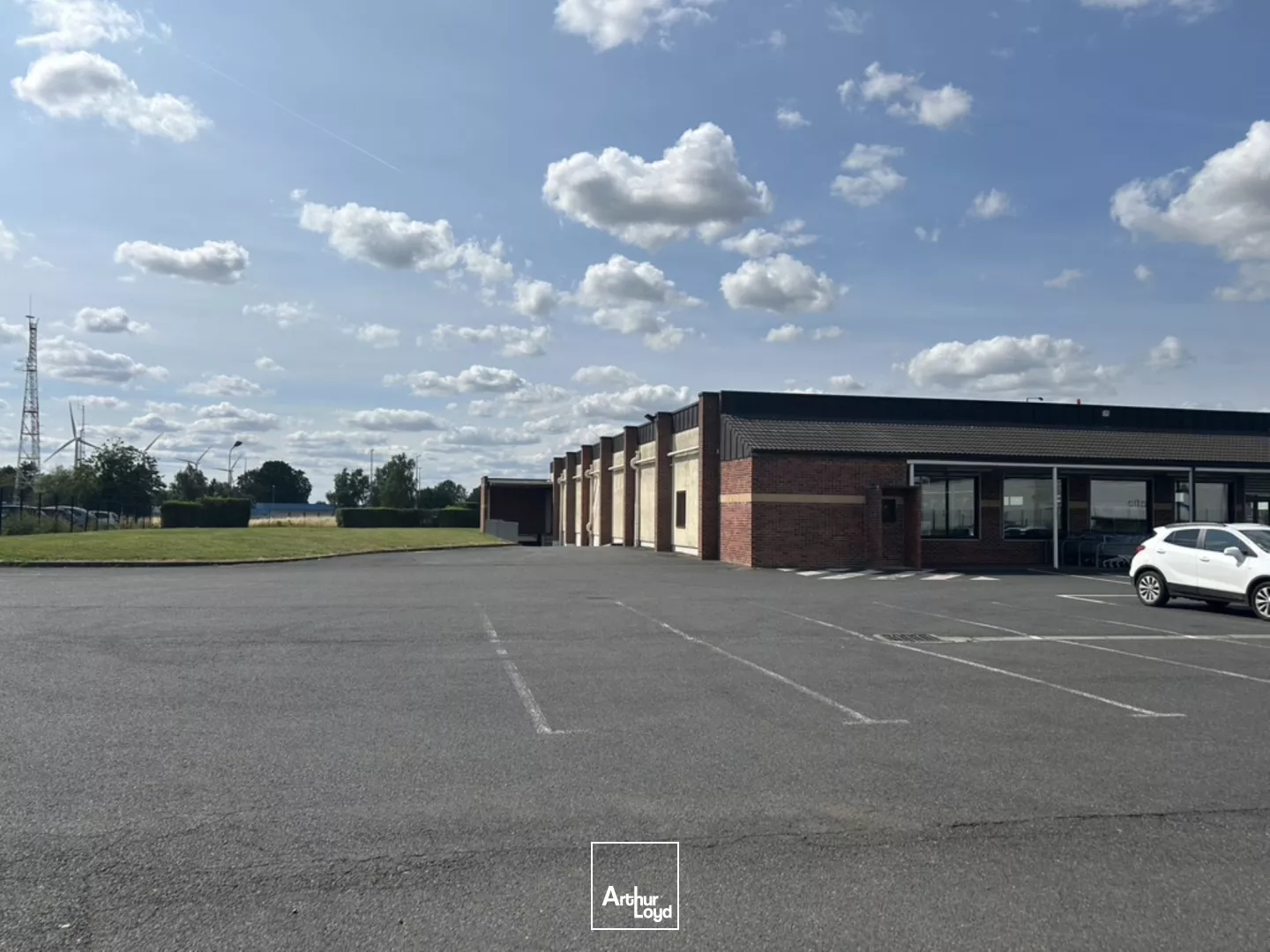 OPPORTUNITÉ À ROYE ! Votre futur local commercial à louer en bordure de l'autoroute A1 