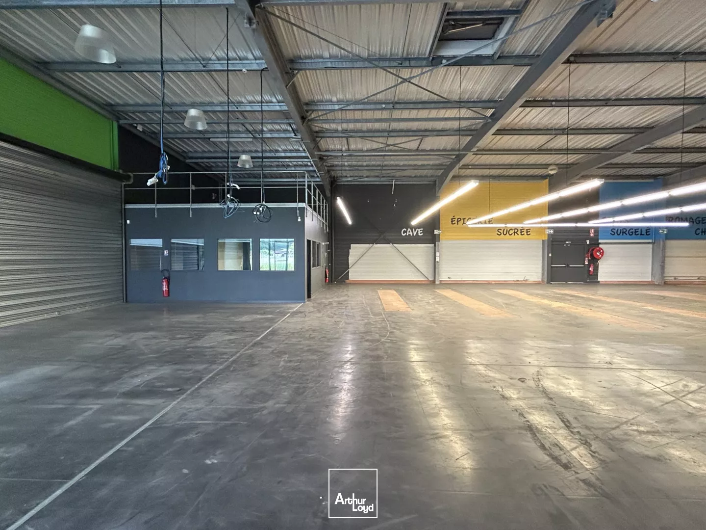 Local commercial à vendre proche N89 à VAYRES. 