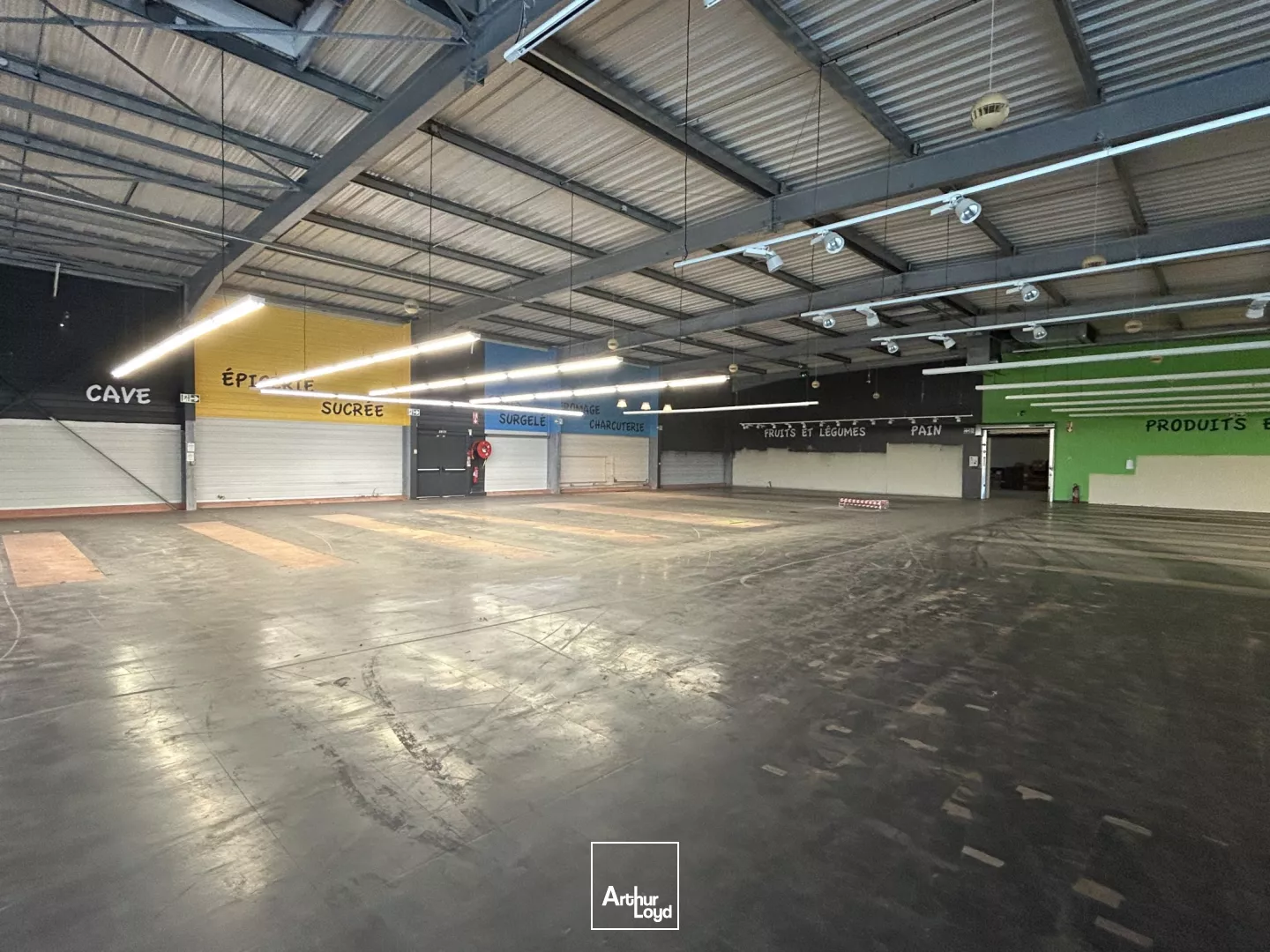 Local commercial à vendre proche N89 à VAYRES. 