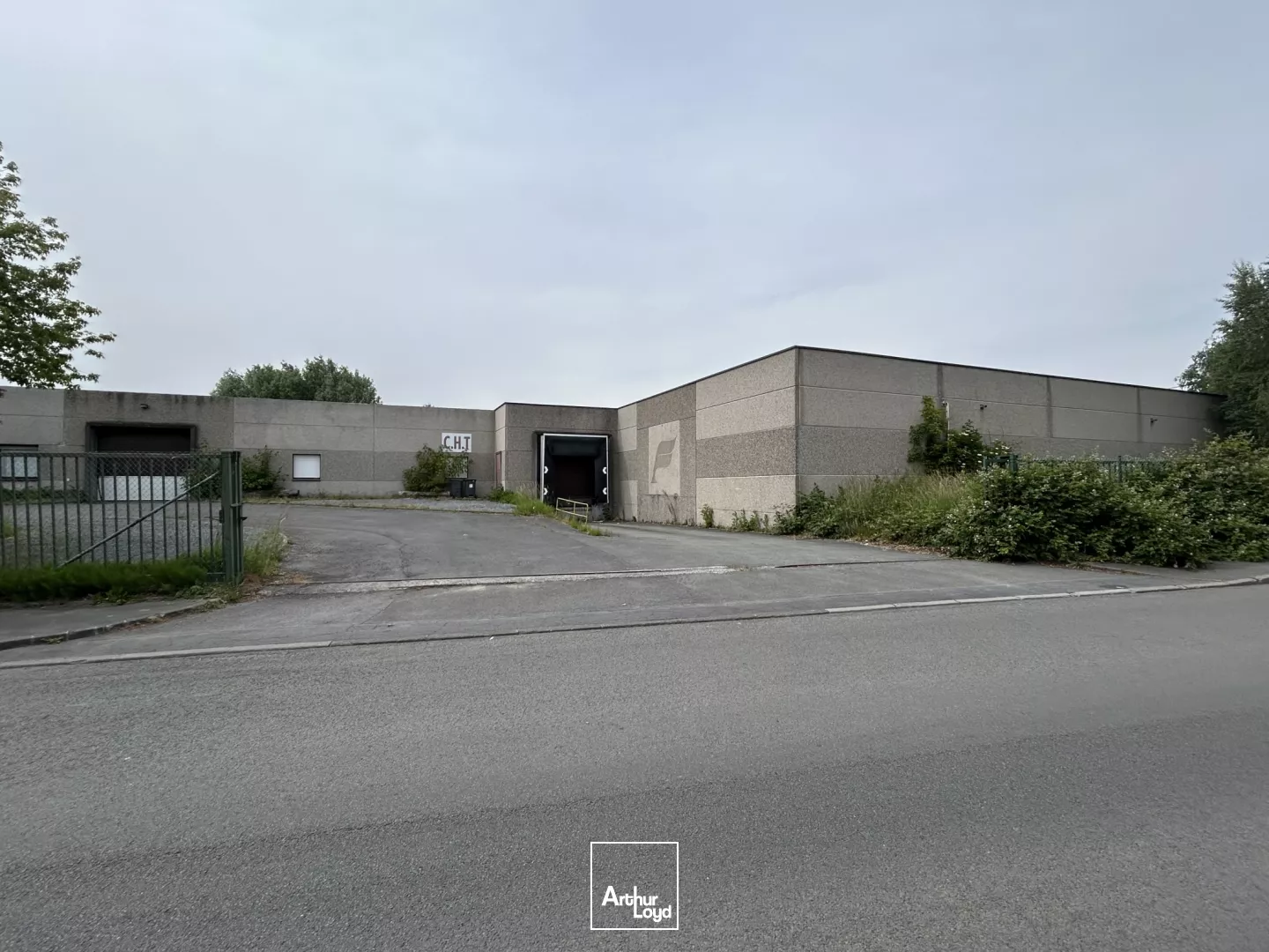 À LOUER - Local d'activité 2 000 m² avec quai et accès plain-pied - Axe stratégique métropole lilloise / Belgique