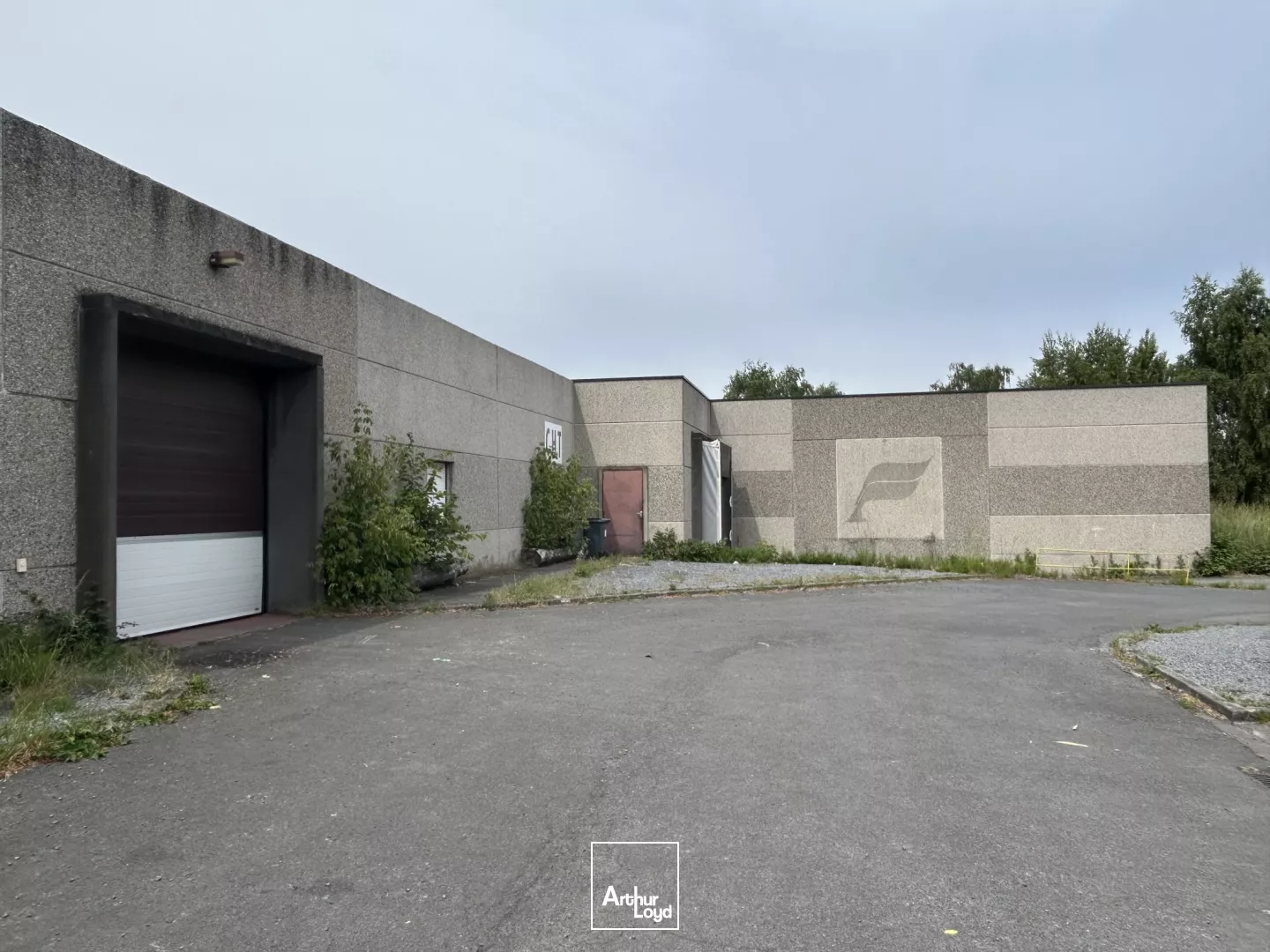 À LOUER - Local d'activité 2 000 m² avec quai et accès plain-pied - Axe stratégique métropole lilloise / Belgique