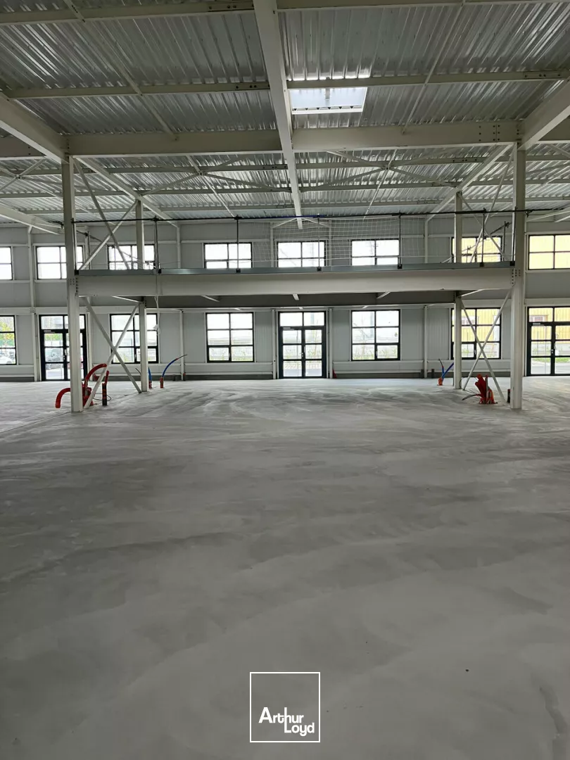 LOCAL D'ACTIVITE - ENTREPOT à LOUER de 726 m²