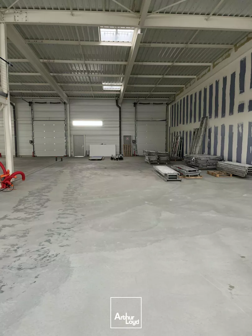 LOCAL D'ACTIVITE - ENTREPOT à LOUER de 726 m²