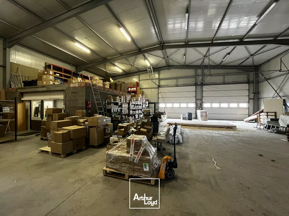 LOCAL D'ACTIVITE - ENTREPOT à LOUER de 876 m²
