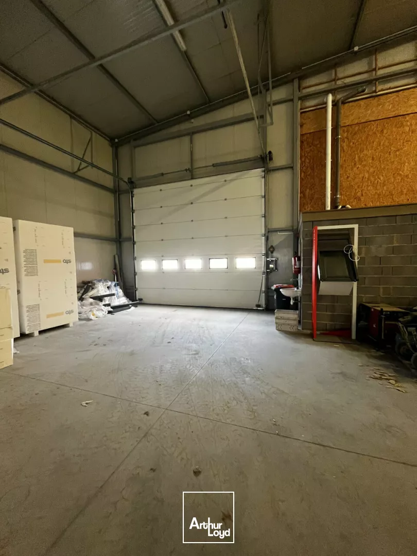 LOCAL D'ACTIVITE - ENTREPOT à LOUER de 876 m²