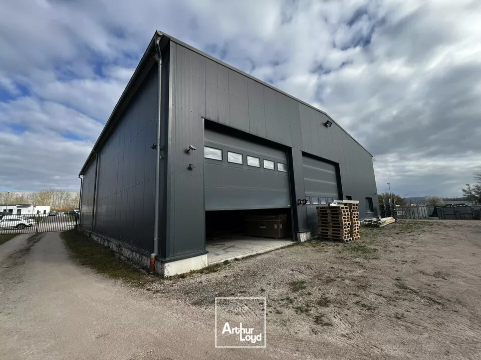 LOCAL D'ACTIVITE - ENTREPOT à LOUER de 876 m²