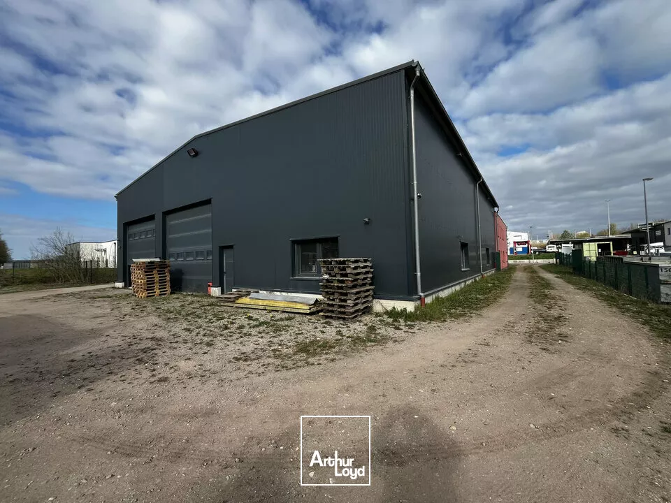 LOCAL D'ACTIVITE - ENTREPOT à LOUER de 876 m²