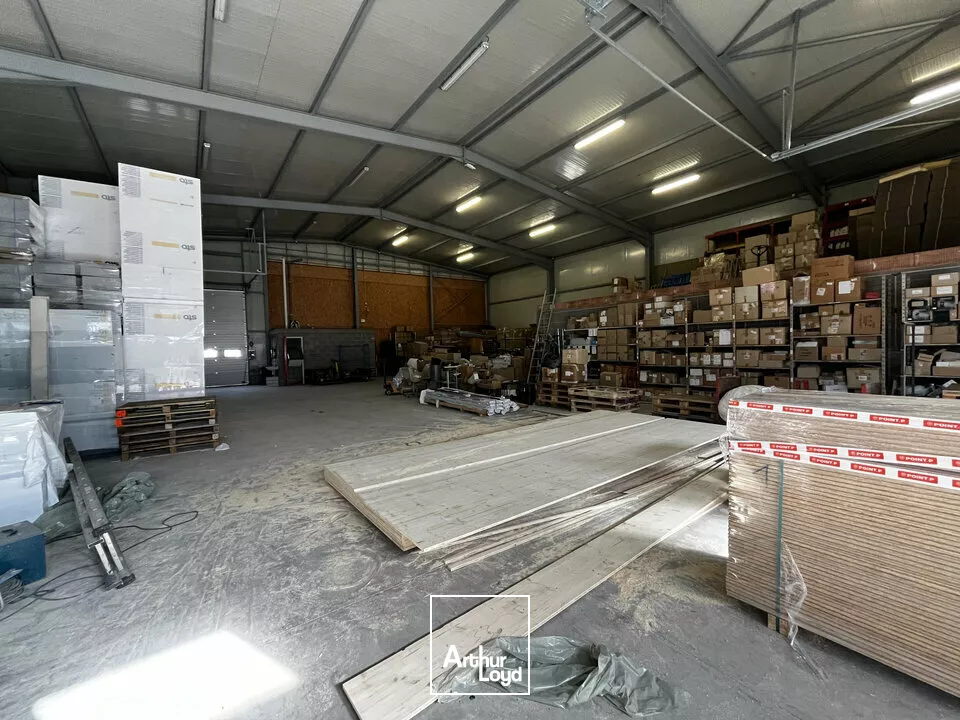 LOCAL D'ACTIVITE - ENTREPOT à LOUER de 876 m²